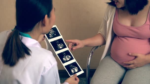 Těhotná žena a gynekolog lékař v nemocnici - Záběry, video