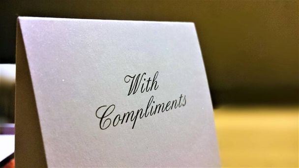 A With Compliments opmerking in een hotelkamer verwelkomt nieuwe gasten - Foto, afbeelding