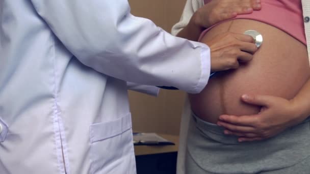 Femme enceinte et gynécologue médecin à l'hôpital - Séquence, vidéo