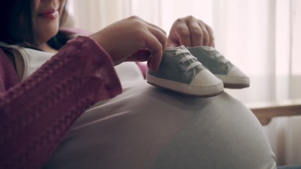 幸せな妊娠中の女性と期待赤ちゃんに家. - 映像、動画