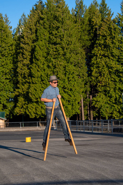 Keski-ikäinen mies kävelee puupuujaloilla. Vancouver BC Kanada - Valokuva, kuva