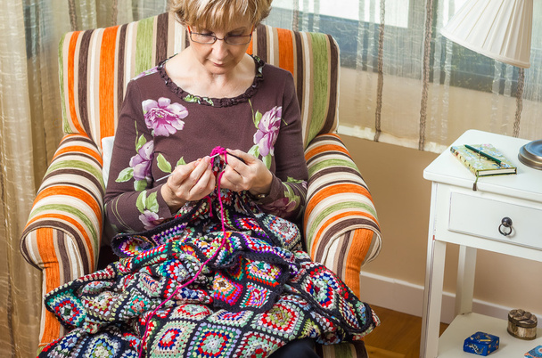 Retrato de mulher tricotando uma colcha de lã vintage
 - Foto, Imagem