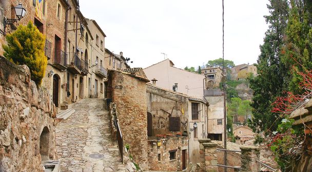 Os edifícios, as ruas e becos da Idade Média em Mura
 - Foto, Imagem