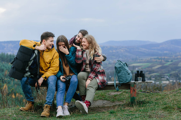 Gruppe glücklicher junger Reisender, die die Natur genießen - Foto, Bild