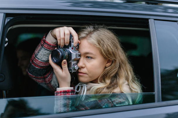 fiatal nő kezében fényképezőgép - Fotó, kép