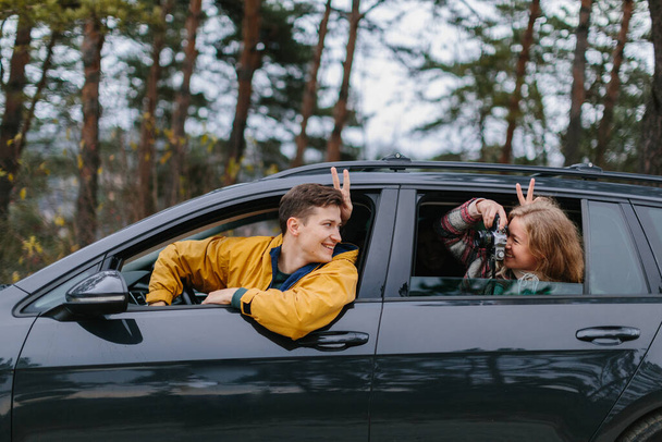 happy couple in the car in road trip - Φωτογραφία, εικόνα