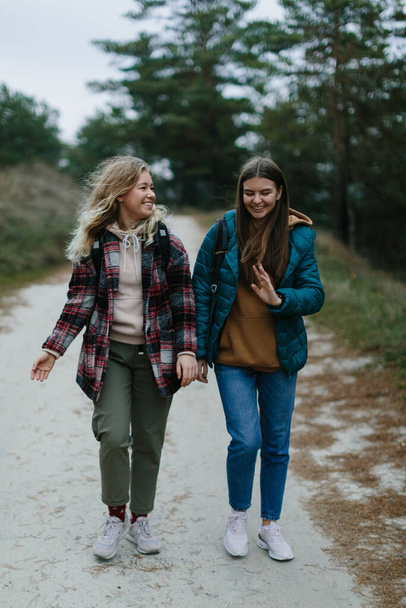 deux jeunes femmes marchant sur la route - Photo, image
