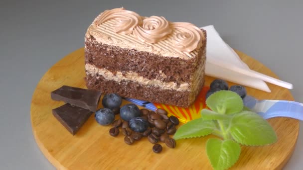 Csokis keksszel és krémmel készült torta - Felvétel, videó