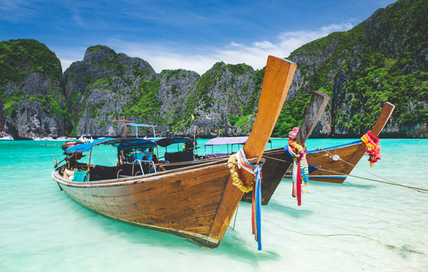 Андаманское море Пхи Пхи Лех Майя остров и длиннохвостая лодка с солнечным освещением. - Фото, изображение