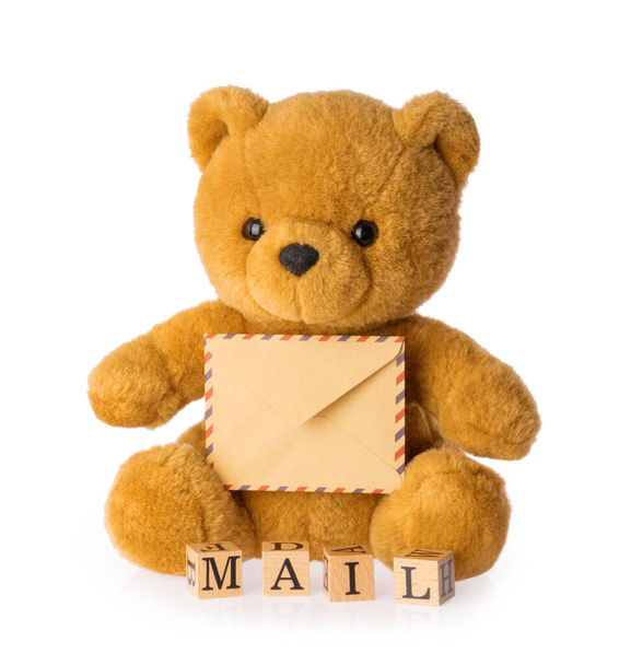 іграшковий ведмідь тримає концепцію конвертної пошти ізольований білий фон
 - Фото, зображення