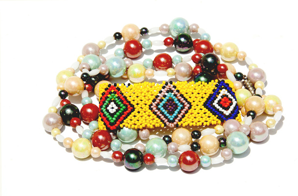 Ізольована барвисті браслет з бісеру і намисто на білому - Фото, зображення