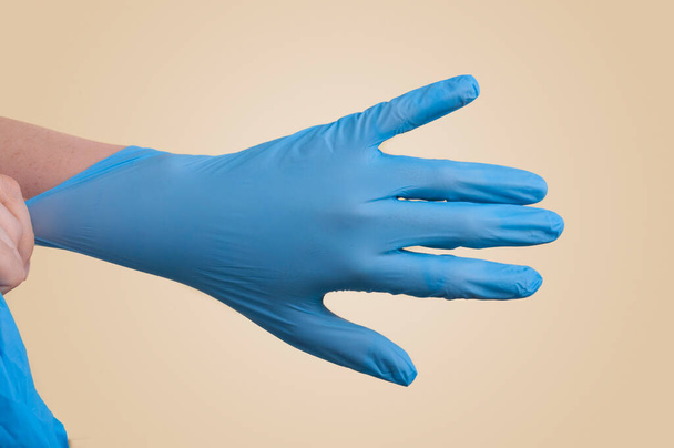 Медицинские перчатки на руках. Медицинские перчатки для защиты от инфекции. Превентивная инфекция. Предотвращение передачи инфекции - Фото, изображение