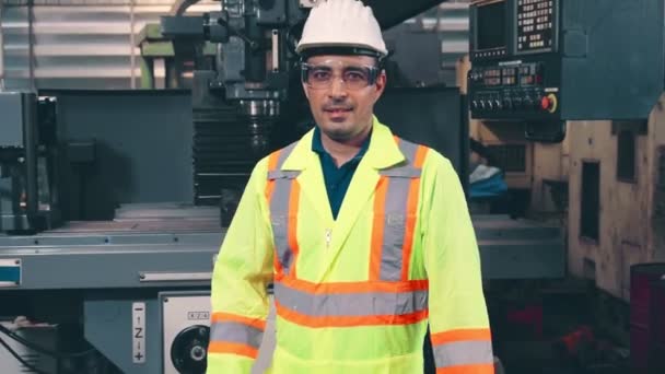 Joven trabajador de fábrica o ingeniero primer plano retrato en fábrica - Metraje, vídeo