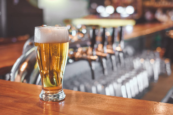 Copo de cerveja em uma mesa de bar - Foto, Imagem