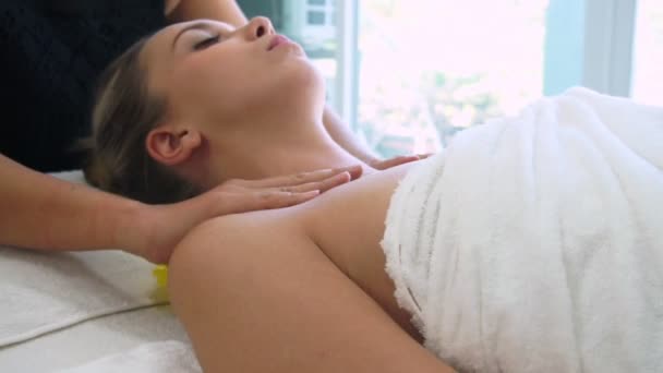 Kobieta dostaje masaż ramion spa przez terapeutę. - Materiał filmowy, wideo