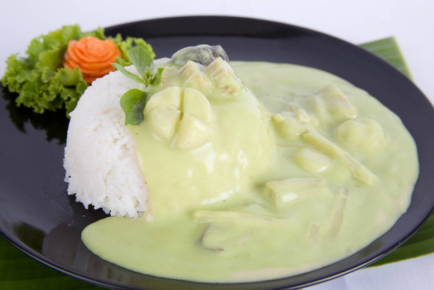 Зеленое карри (Kaeng kheiyw hwan) с тайскими блюдами для варёного риса или рисовой лапши. Тайская еда очень популярна - Фото, изображение