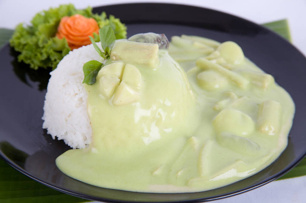 Зеленое карри (Kaeng kheiyw hwan) с тайскими блюдами для варёного риса или рисовой лапши. Тайская еда очень популярна - Фото, изображение