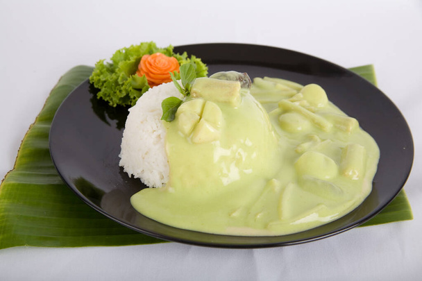 Zelené kari (Kaeng kheiyw hwan) s thajským jídlem na vařenou rýži nebo rýžové nudle. Thajské jídlo velmi populární - Fotografie, Obrázek