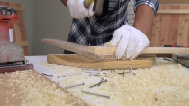 Asztalos a műhelyben fából készült kézműves munkákkal - Felvétel, videó