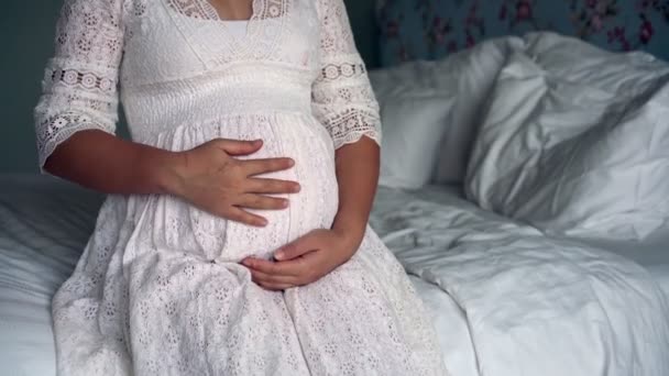 Счастливая беременная женщина и ожидающий ребенка дома. - Кадры, видео