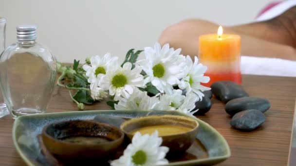 Trattamento di massaggio con pietre calde da parte del terapeuta in spa. - Filmati, video