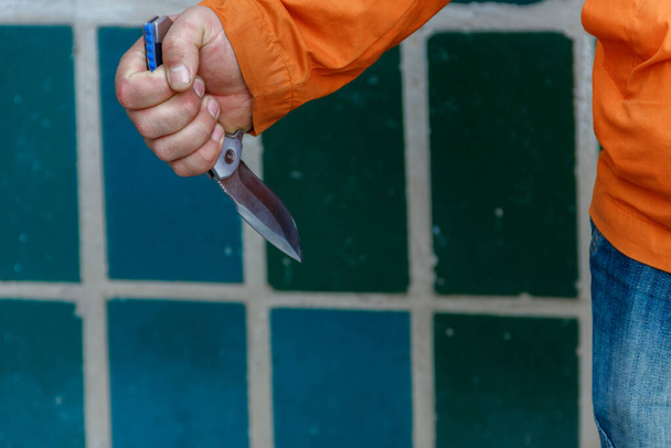 Εγκληματίας ή ληστής χέρι κρατώντας ένα όπλο μαχαίρι - Φωτογραφία, εικόνα