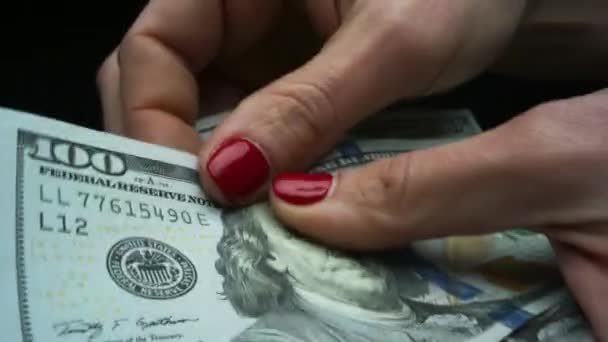Γυναίκα ελέγχει το ποσό των μετρητών. Χέρια που κρατούν χαρτονομίσματα των εκατό δολαρίων - Πλάνα, βίντεο