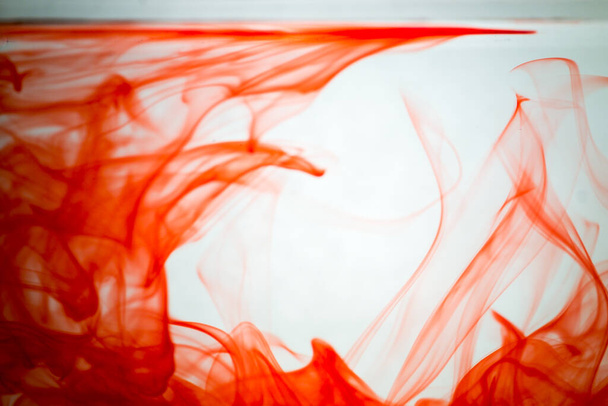 Roter Farbtropfen in kristallklarem Wasser unscharf, weicher Farbfokus in klarem Wasser, - Foto, Bild