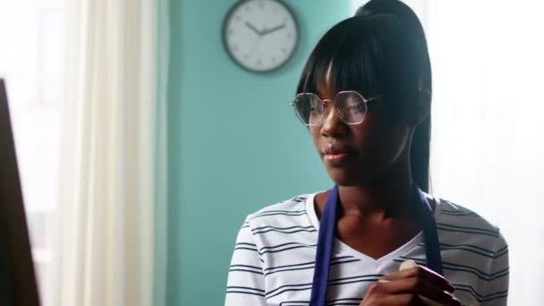 Jeune femme noire est occupé avec Hobby - Séquence, vidéo