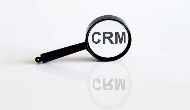 Μεγεθυντής κειμένου CRM σε λευκό φόντο - Φωτογραφία, εικόνα