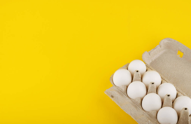huevos de pollo sobre fondo amarillo - Foto, imagen