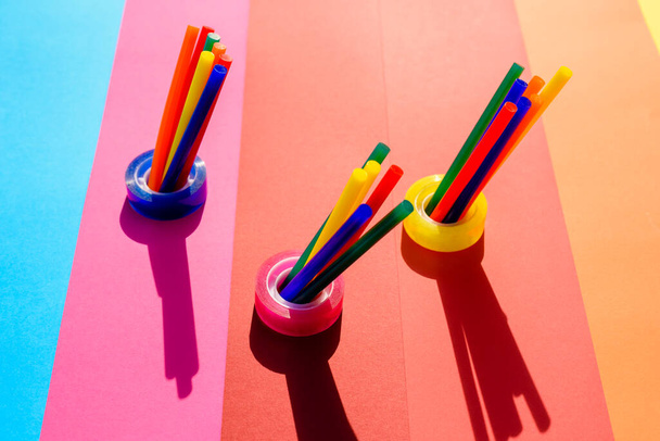 Papeterie colorée isolée sur fond coloré pour la rentrée scolaire vue d'en haut. - Photo, image