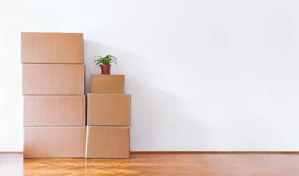 Cardboard boxes in empty room. Moving day - Valokuva, kuva