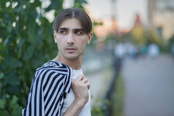 Porträt eines schwulen Mannes - Mitglied der LGBTQ-Community - Foto, Bild