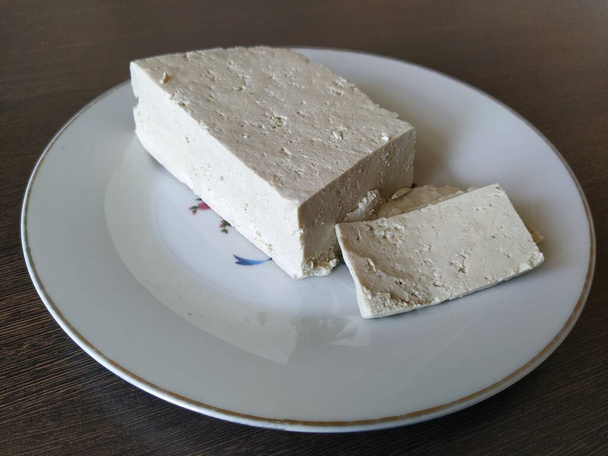Kawałki sera tofu na talerzu - Zdjęcie, obraz