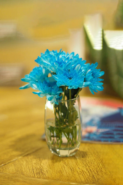 Flor Gerbera Azul hermoso ramo en vaso de agua colorido hermoso - Foto, Imagen