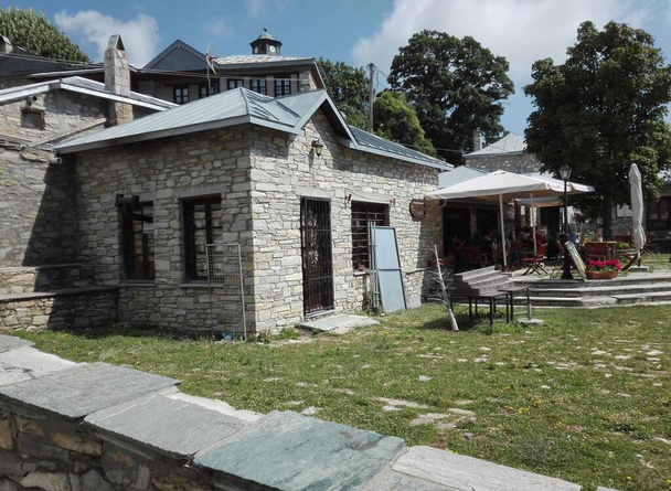 Agosto 2020, Nymfaio, Grecia del Norte. Un café en el pueblo de arquitectura tradicional - Foto, Imagen