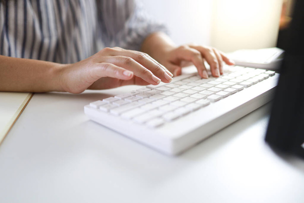 Taper les mains sur le clavier. écrire un blog. femme mains sur le clavier Travailler à la maison. main sont dans la machine à écrire doigt - Photo, image