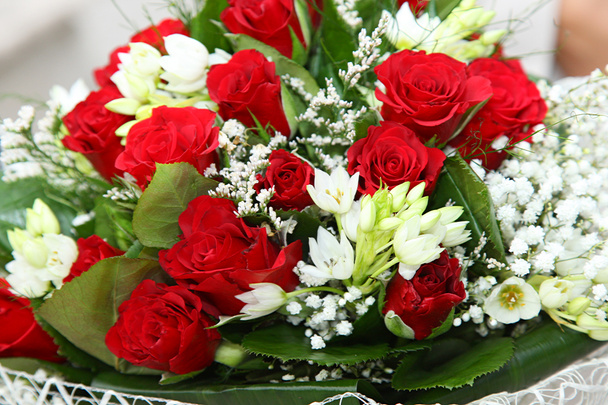 Blumenstrauß aus roten Rosen - Foto, Bild