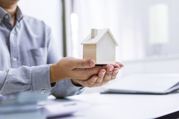 Investimento immobiliare Assicurazione immobiliare e sicurezza. Agente immobiliare offerta casa. - Foto, immagini