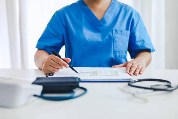 Ammatillinen lääkäri valkoisessa univormu takki haastattelu konsultointi potilas - Valokuva, kuva