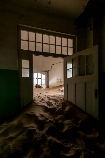Architettura in decadenza a Kolmanskop, una città mineraria abbandonata vicino a Luderitz - Foto, immagini