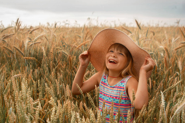 Girl in a hat in a whead field - Foto, Imagen