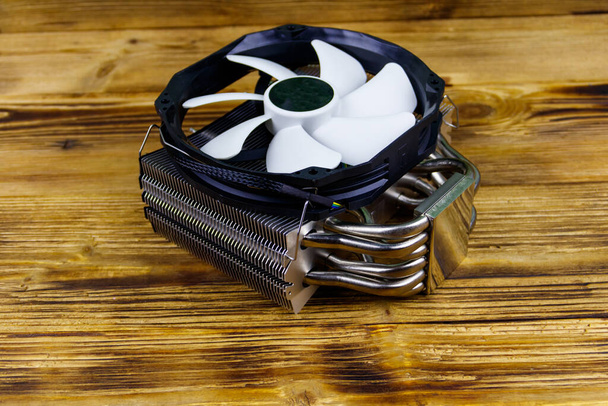 Moderne CPU koeler op een houten bureau - Foto, afbeelding