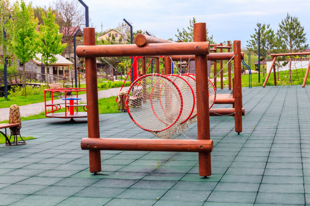 Aire de jeux pour enfants colorée vide dans un parc municipal - Photo, image