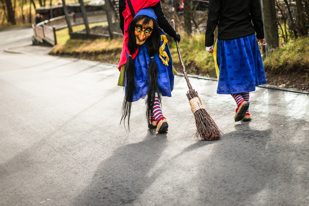 hagyományos karneváli Dél-Németországban - sváb-elzászi fastnacht. két boszorkányok, sétál az utcán. szelektív összpontosít a seprű. - Fotó, kép