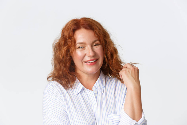 People, emotions and lifestyle concept. Close-up of carefree and happy mother, middle-aged redhead woman laughing and smiling pleased, concept of positivity and joy, white background - Foto, immagini