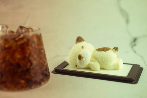 Geleia de leite de coco em forma de sono de urso. Foco seletivo - Foto, Imagem