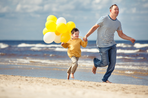 család-sárga léggömbök, a strandon - Fotó, kép
