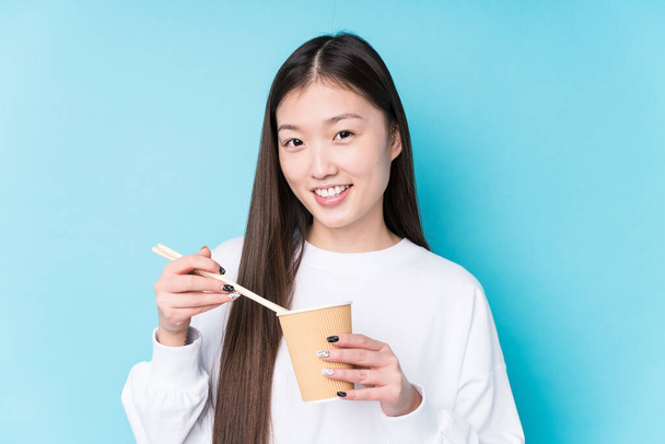 Young japanese woman eating noodles - Foto, Bild